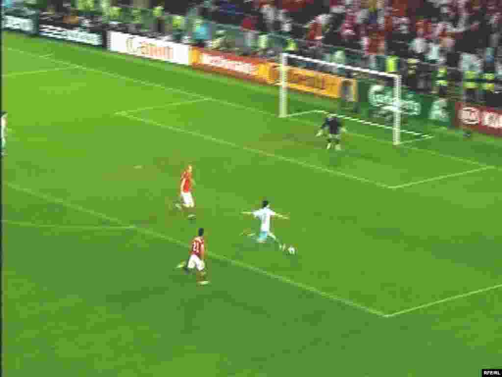 Avropa Çempionatının növbəti oyununda Türkiyə İsveçrəni 2-1 hesabıyla məğlub etdi - Beləliklə, Avropa Çempionatındakı ikinci oyununu qələbə ilə başa vuran Türkiyə millisi ilk 3 xalını qazanıb. Türkiyə yığmasının növbəti mərhələyə çıxmaq şansı var. Bu qrupdan növbəti mərhələyə çıxacaq komandalar növbəti turda müəyyənləşəcək. A qrupunun lideri Portuqaliya millisidir. Onun 6 xalı var. Çexiya və Türkiyə yığmaları 3, İsveçrə millisi isə 1 xal qazana bilib. Türklər növbəti oyunu Çexiya yığmasına qarşı keçirəcək.