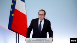 Президент Франции Франсуа Олланд выступает с речью в Совете по вопросам экономическим, социальным и защиты окружающей среды в Париже, 18 января 2016 года