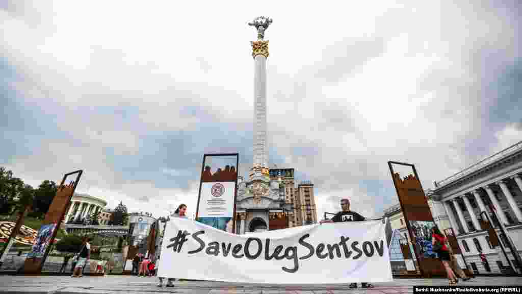 Акція &laquo;Let&#39;s Unite Our Efforts&raquo;&nbsp;(&laquo;Давайте об&#39;єднаємо наші зусилля&raquo;) на підтримку українського режисера Олега Сенцова на Майдані незалежності