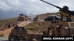 Військові США більше не воюють в Афганістані, проте надають допомогу місцевим солдатам та працівникам безпекових структур. На фото: американські та афганські військові на блокпості в провінції Нангархар, липень 2018 року