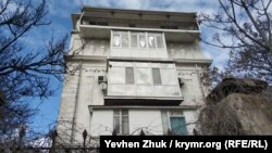 На боковых фасадах барельефы в виде амфор
