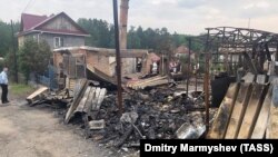 Сгоревший от попадания снаряда дом в селе близ города Ачинска. Красноярский край, 7 августа 2019 года.