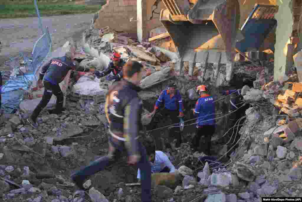 ТУРЦИЈА - Земјотрес со јачина од 6,5 степени по Рихтеровата скала беше регистриран во југозападниот турски округ Денизли. Според локални медиуми, на кои се повикуваат светските новински агенции, во земјотресот се урнати повеќе објекти во кои имало луѓе.