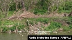 Пластика, стакло и градежен шут во Река Пчиња