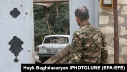 Hegyi-Karabahban egy férfi nézi egy támadás nyomait