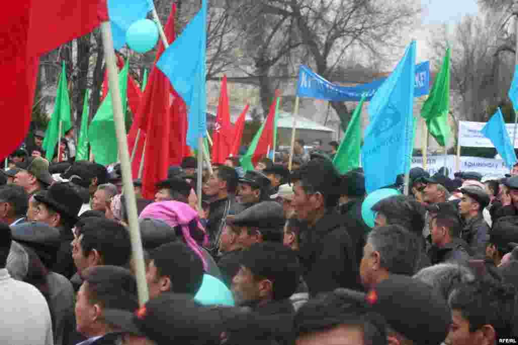 Митингге чогулгандар оппозиция лидерлеринин сөздөрүн кол чаап кубаттап турушту - Kyrgyzstan - Protest action of opposition forces in Bishkek, 27Mar2009 