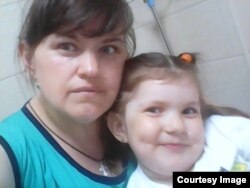 Tatyana Nazarkina with her daughter, Mariana, who suffers from cystic fibrosis.