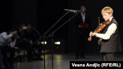 Dejlov sin Kigen svira na premijeri filma u SAD