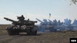 Танковий підрозділ батальйону Азов під час навчань неподалік Маріуполя, 8 жовтня 2015 року
