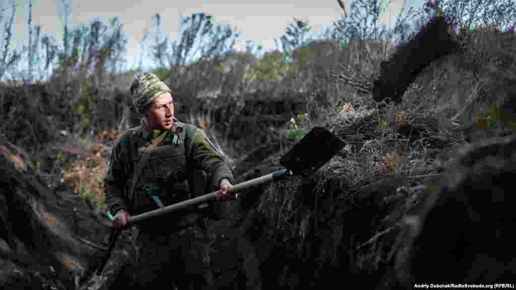 A Ukrainian soldier digs a trench near Bohdanovka, in the Donetsk region, on September 26. (Andriy Dubchak, RFE/RL)