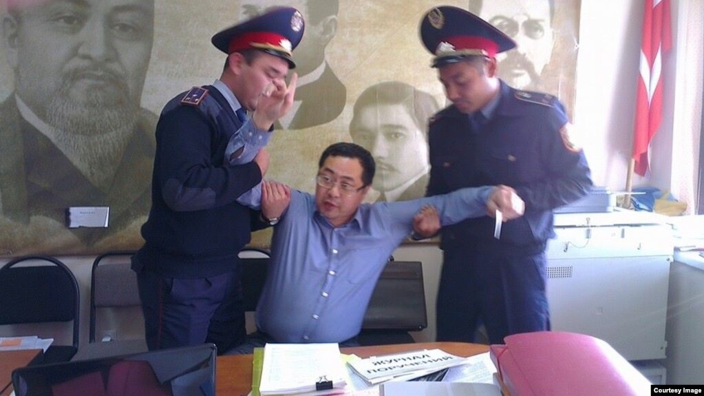 Очередное задержание активиста Ермека Нарымбаева сотрудниками полиции. Алматы, 17 октября 2014 года