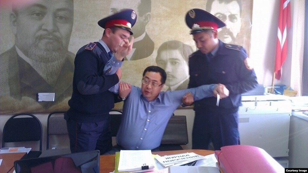 Очередное задержание активиста Ермека Нарымбая сотрудниками полиции. Алматы, 17 октября 2014 года