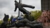 Скульптуру про «возз’єднання України та Росії» зрештою демонтували – Кличко