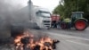Французские фермеры блокируют въезд грузовиков на мосту между Францией и Германией возле Страсбурга, 27 июля 2015 года