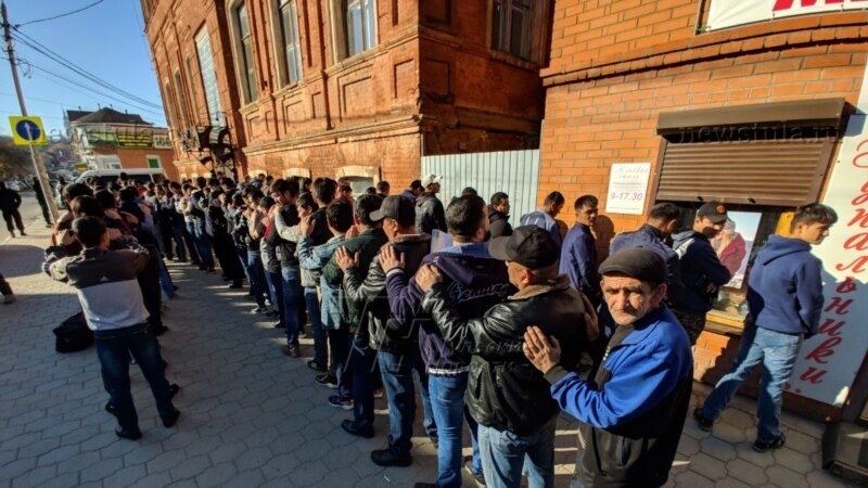 Орусияда 100 өзбекстандыктын паспортун тартып алып, акысыз иштөөгө мажбурлашкан