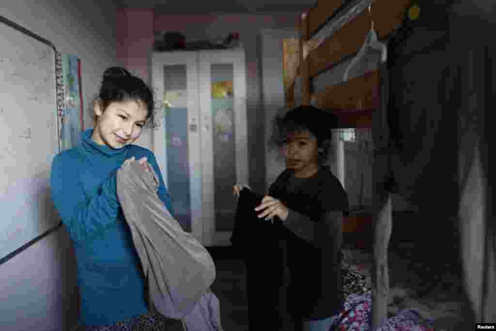 Desetogodišnja Sanaa i njena sestra Israa (7) spremaju se za odlazak u Islamsku nedjeljnu školu.