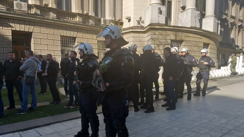 Белград - Уапсени повеќе лица поради упадот во РТС и судири со полицијата