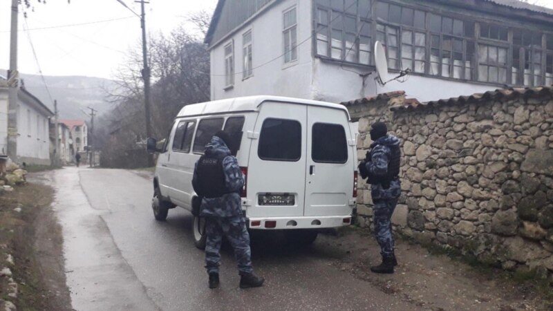 Российские силовики в Крыму провели обыск в доме журналиста телеканала ATR (+видео)