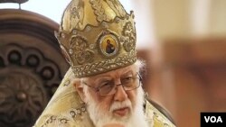 В отличие от прошлых лет, в этом году на грузинских телеканалах с первым поздравлением выступил не президент, а Патриарх Грузинской православной церкви