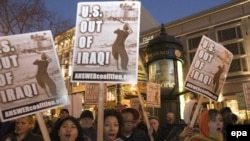 تظاهر کنندگان از کنگره خواستند تا بودجه عملیات نظامی در عراق قطع شود.