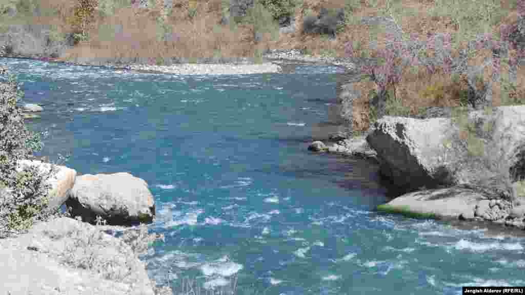 Рудник расположен близко к реке Исфайрам. Водой из этой реки пользуются около 150 тысяч человек