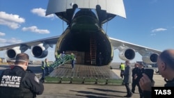 "Ан-124" с медицинским оборудованием и материалами из России в аэропорту им. Джона Кеннеди в Нью-Йорке, 1 апреля 2020 года
