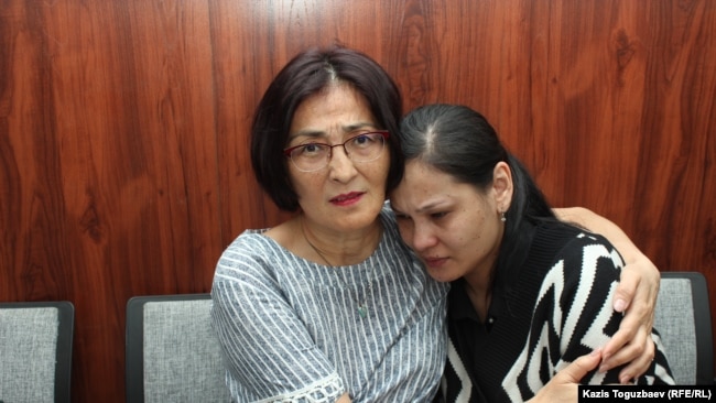 Справа Асель Копбосынова, жена осуждённого на восемь лет Алмата Жумагулова по делу «джихадистов», — после оглашения постановления апелляционного суда. Алматы, 20 мая 2019 года.