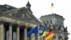 Флаги ЕС, Украины и Германии перед зданием Рейхстага в день обращения президента Украины к нижней палате парламента