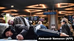 Муҳоҷирони корӣ дар фурдугоҳи Внуковои Маскав, ки пас аз хуруҷи пандемияи короновирус дармонданд