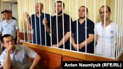 Обвиняемые по делу "Хизб ут-Тахрир" в зале суда, Симферополь, 2016 год