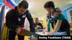 Обрезание корешков бюллетеней в Омске на выборах губернатора. 10 сентября 2017 года