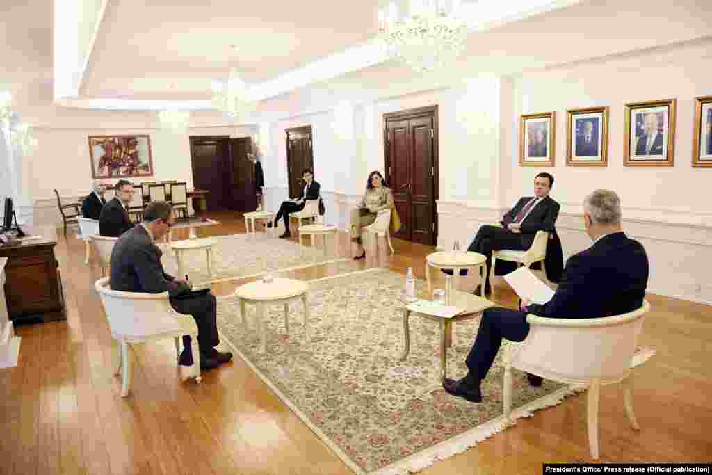 КОСОВО - Претседателот на Косово Хашим Тачи, по повод намерата навршителот на должноста премиер Албин Курти да формира тим за преговори со Србија, оцени дека тоа е само една лична желба на премиерот, кој со апсолутно мнозинство беше разрешен од страна на Собранието на Косово.