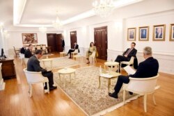 Foto nga takimi ndërmjet presidentit Thaçi dhe kryeministrit në detyrë, Kurti. Prishtinë, 1 prill, 2020.