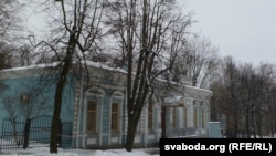 Музэй Шмырова на ўскрайку парка