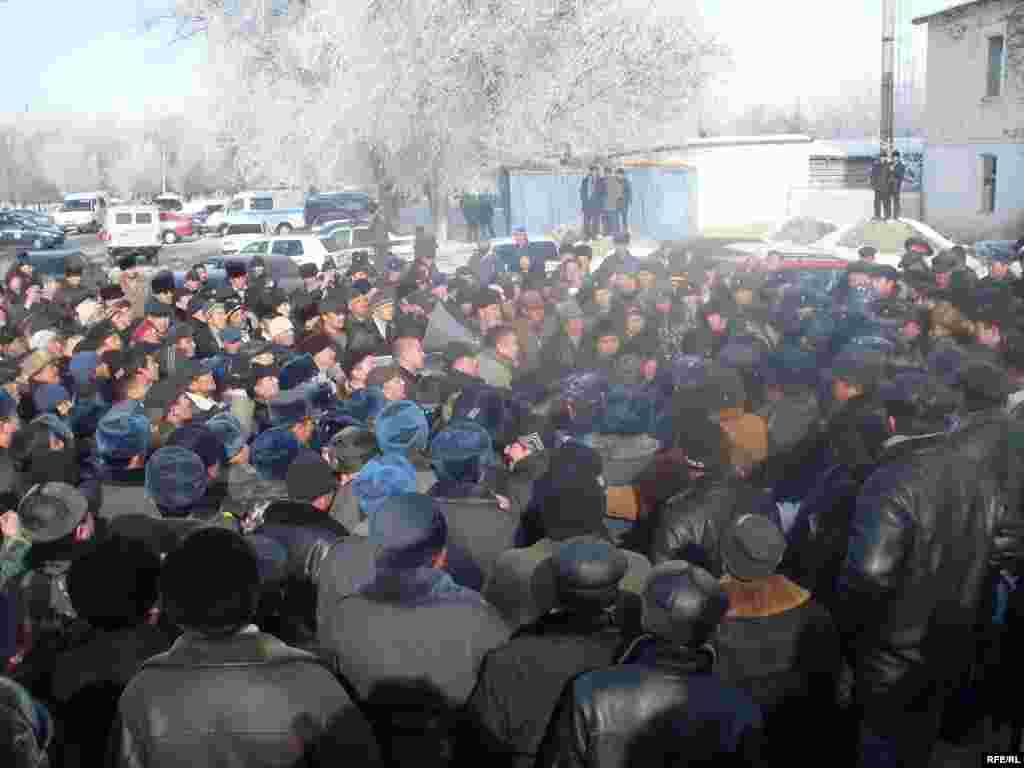 Оппозиция бул окуяны куугунтук аракети катары баалайт. - Kyrgyzstan - leader of opposition party "Ata Meken" Omurbek Tekebaev during the meeting with local population of Talas region. 16Jan2009