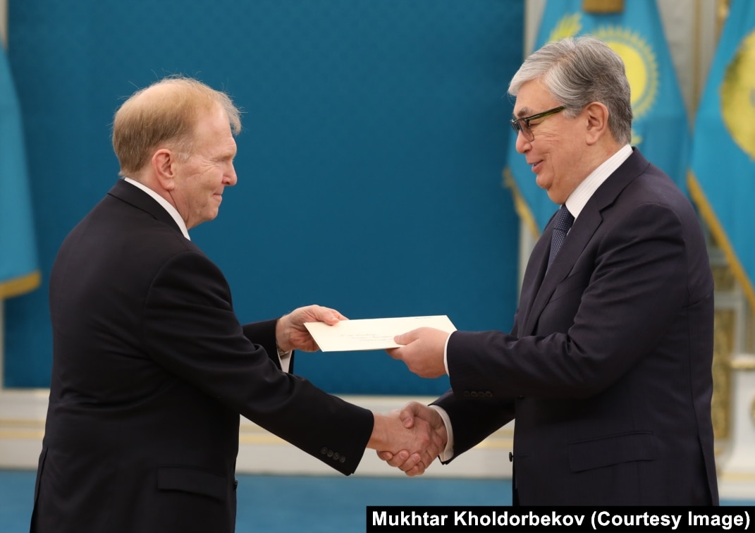 Порнографиялық суреттер мен плакаттар