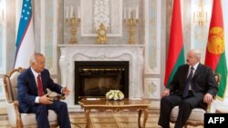 Октябрь ойида Самарқандда тўхтаб ўтган Лукашенко Каримов қабрини зиёрат қилган эди.