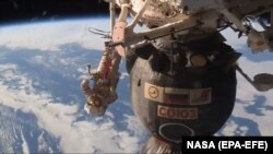 Российский космонавт совершает выход в открытый космос на орбитальном модуле «Союз», чтобы исследовать область утечки давления, 11 декабря 2018 года.