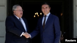 Ministri i Jashtëm grek Nikos Kotzias dhe homologu i tij maqedonas Nikolla Dimitrov
