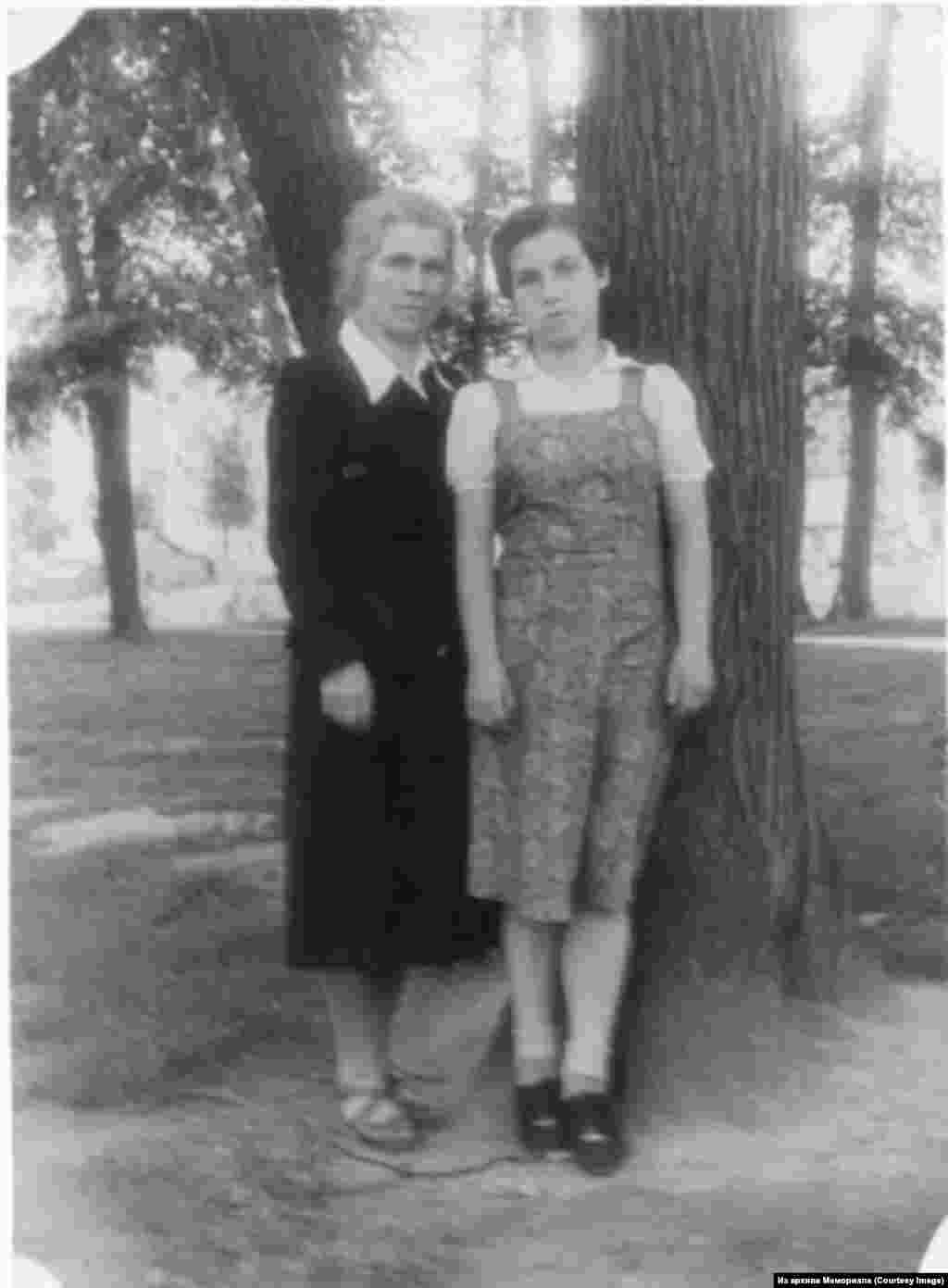 Наталья с мамой Евгенией Семеновной Горбаневской в 1953