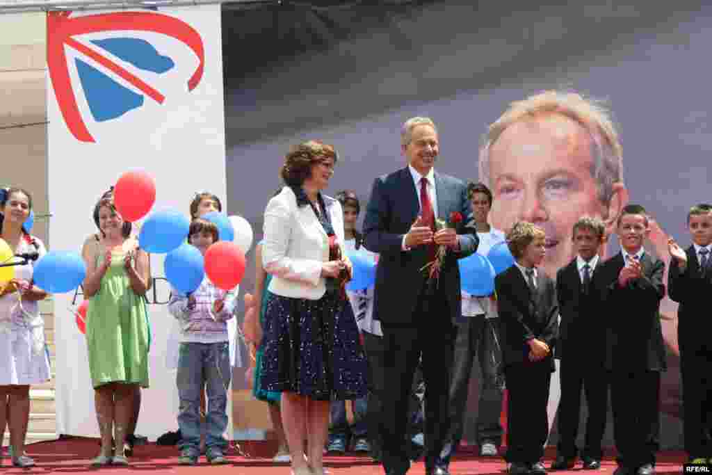 Поранешниот британски премиер Тони Блер во Приштина 