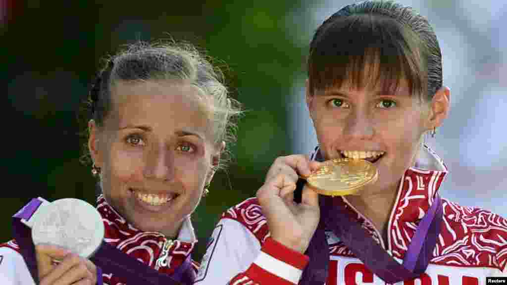 Rusiyalı Elena Lashmanova (sağ) qızıl, Olga Kaniskina (sol) isə 20 km məsafəyə qa&ccedil;ışda g&uuml;m&uuml;ş medal alıb