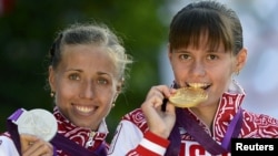 Ольга Каниськина (слева) и Елена Лашманова, ранее также дисквалифицированная за допинг 