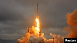 Ғарышқа ұшырылып жатқан Falcon 9 зымыран тасығышы (Көрнекі сурет).
