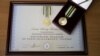 Радiо Свобода передали медаль, якою нагородили кримського журналіста Миколу Семену