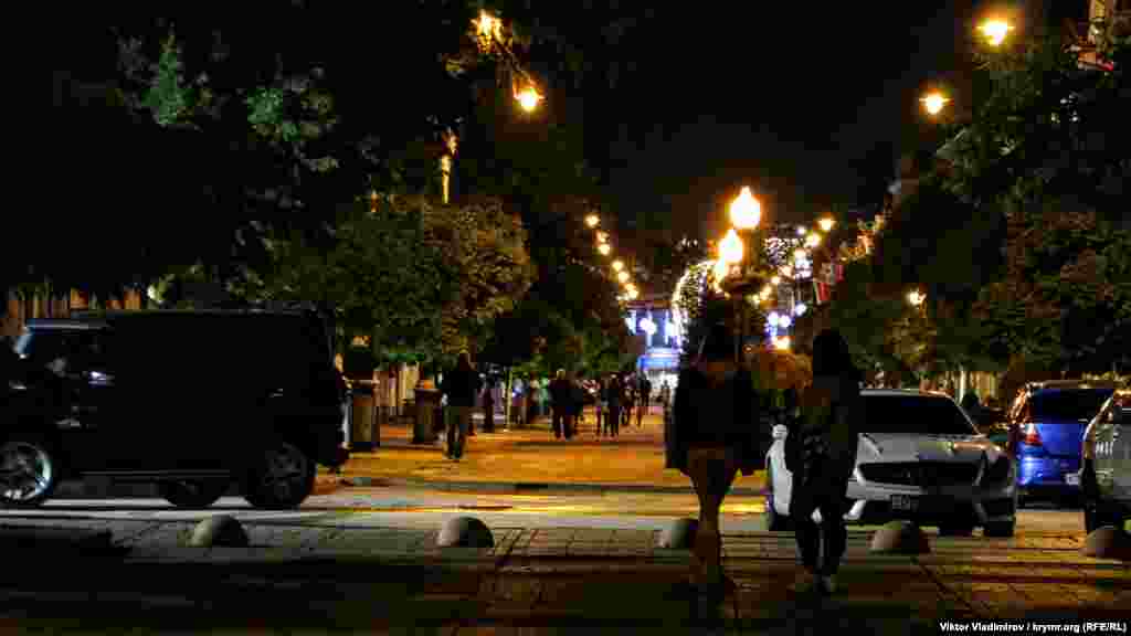 На улице Карла Маркса в сторону проспекта Кирова наблюдается оживление