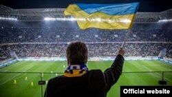 Президент України Петро Порошенко разом зі стадіоном «Арена-Львів» святкує гол збірної України, 14 листопада 2015 року