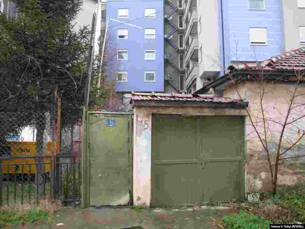 Kuća Bajrama Asllanija, osumnjičenika za terorizam sa liste FBI, koji slobodno živi u Mitrovici, 26. novembar 2010. - Foto: Valona Teliqi