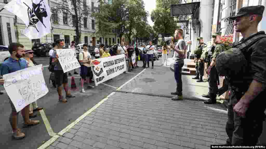 В акції взяли участь близько 20 осіб, вони тримали банер з вимогою звільнити Віталія Марківа