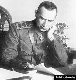 Адмирал Колчак в 1919 году называл себя Верховным правителем России. Среди подписавших Версальский мир его правительства, однако, не было